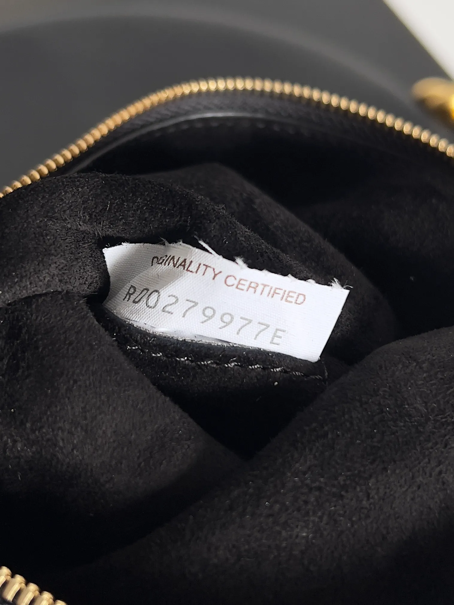 Batch 2060 BOTTEGA VENETA's new medium-sized SOLSTICE shoulder bag for women, B Art Aesthetics II is extremely simple and time aesthetics. Bottega Veneta Solstice. Pays tribute to the infinity of time and nature. It uses the iconic intrecciato leather weaving process and Knot elements to tell the perfect integration of time, astronomy, design language, humanity and craftsmanship, presenting a fashion full of story-telling. Style number: 794999 Size: 44*37*2cm